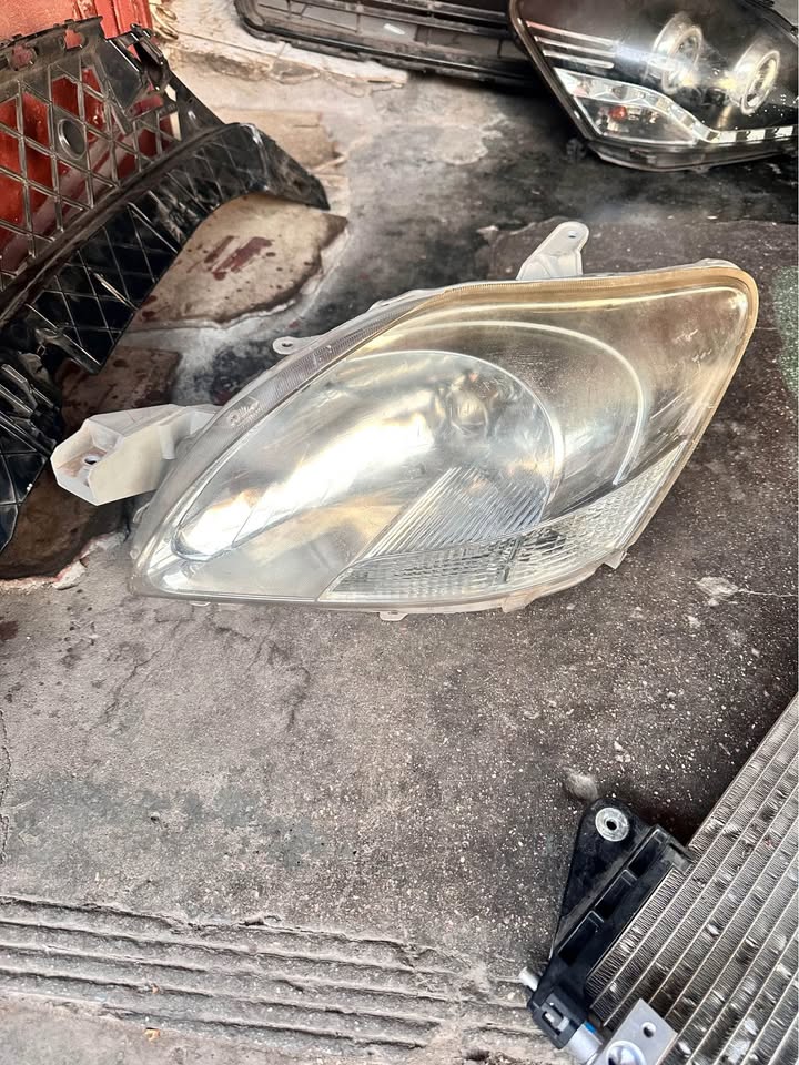 Toyota Yaris sedan left headlight - Private Seller Toyota Yaris sedan left headlight - Private Seller