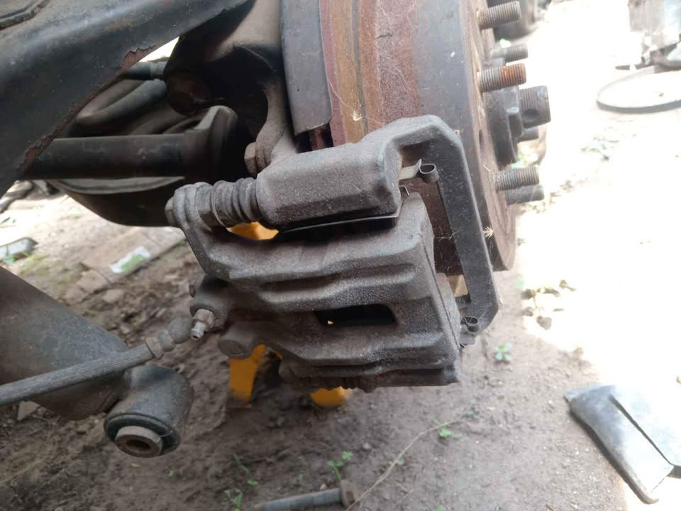 Nissan Pathfinder 2005 4.0 left rear brake caliper - Private Seller Nissan Pathfinder 2005 4.0 left rear brake caliper - Private Seller