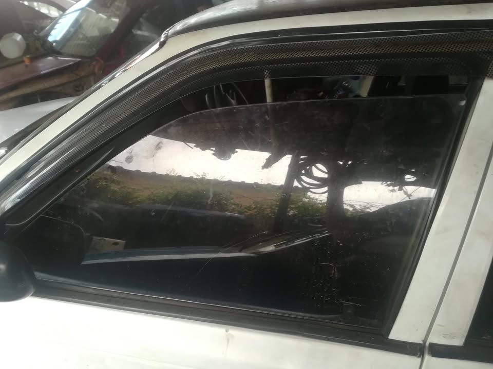TOYOTA CONQUEST LEFT FRONT WINDOW - Private Seller TOYOTA CONQUEST LEFT FRONT WINDOW - Private Seller