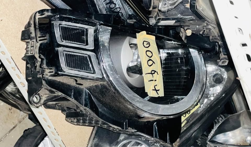 Land Rover Defender headlight - Private Seller