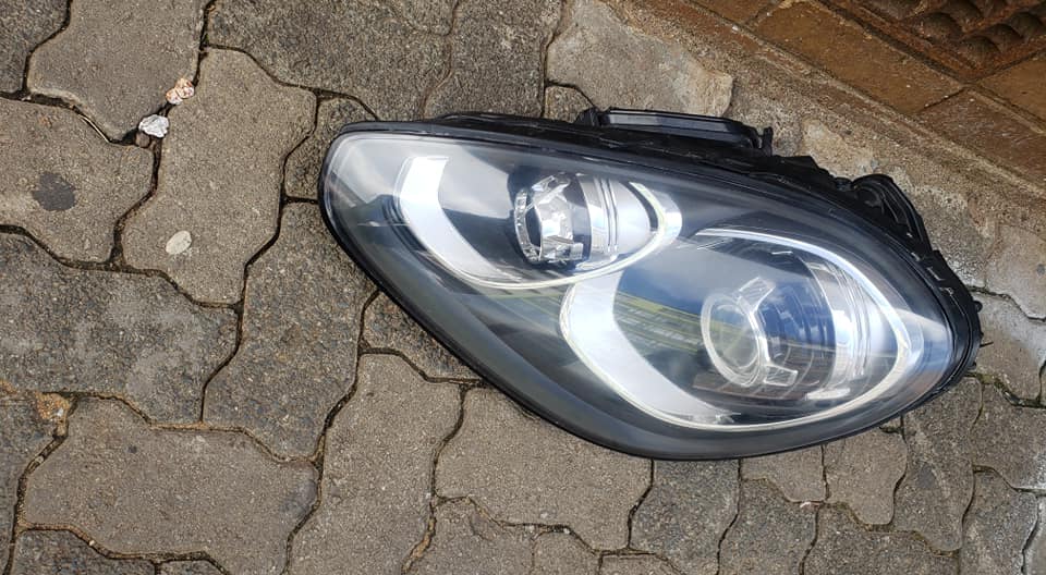 Porsche Cayenne Headlight - Private Seller Porsche Cayenne Headlight - Private Seller