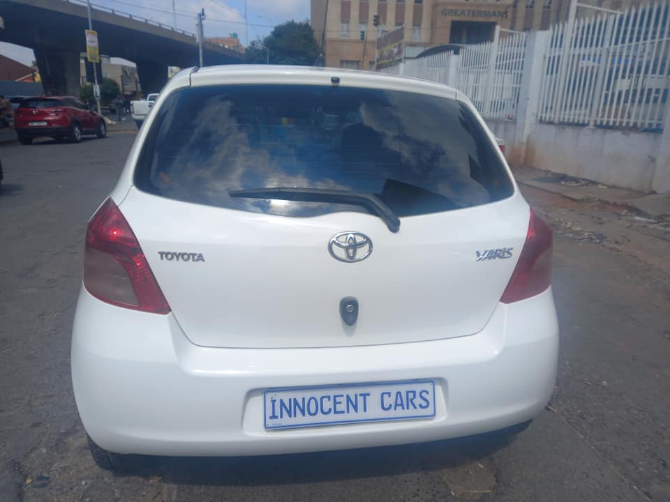2005 TOYOTA Yaris T3 PETROL, MANUAL TRANSMISSION, WHITE COLOUR