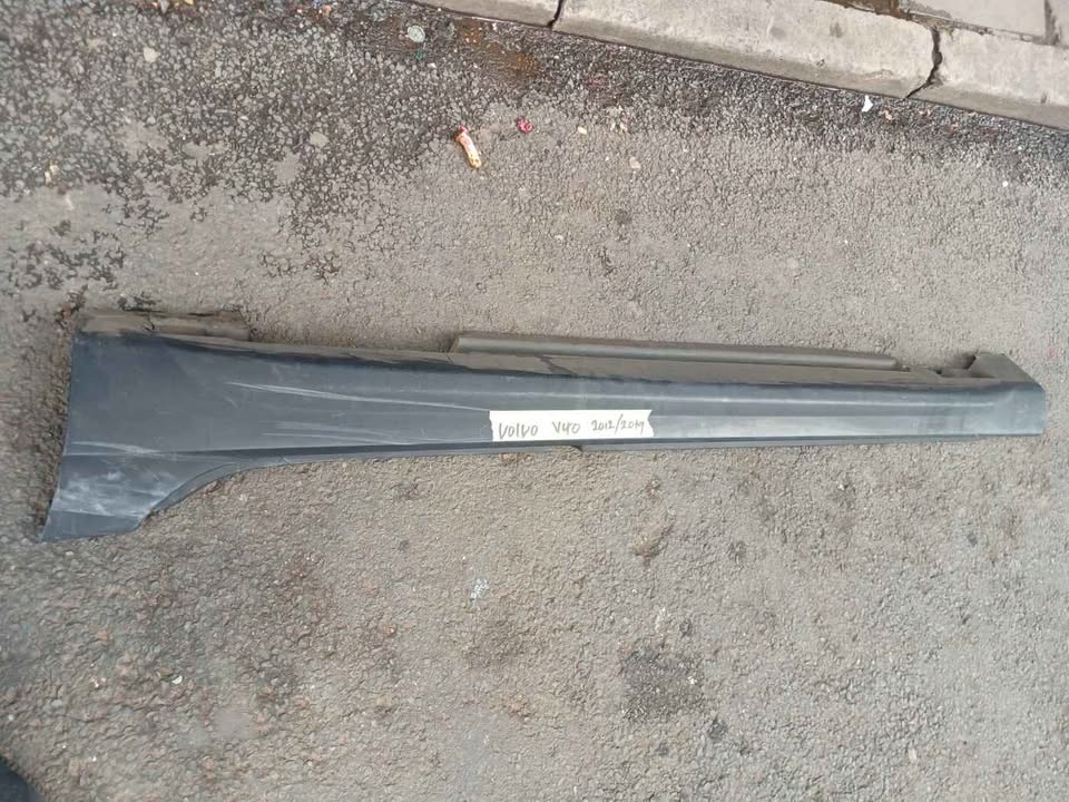 Volvo V40 Side Skirting. Call or DM . - Private Seller