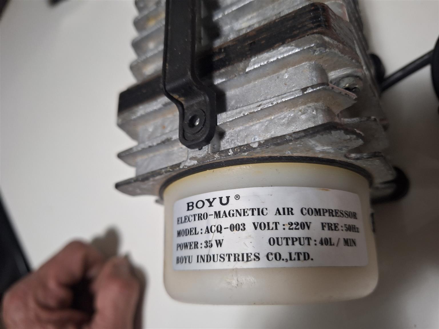 BOYU FLECTRO-MAGNETIC AIR COMPRESSOR WODEL: ACQ-003 VOLT:220V FRE:50H2 POWER :35