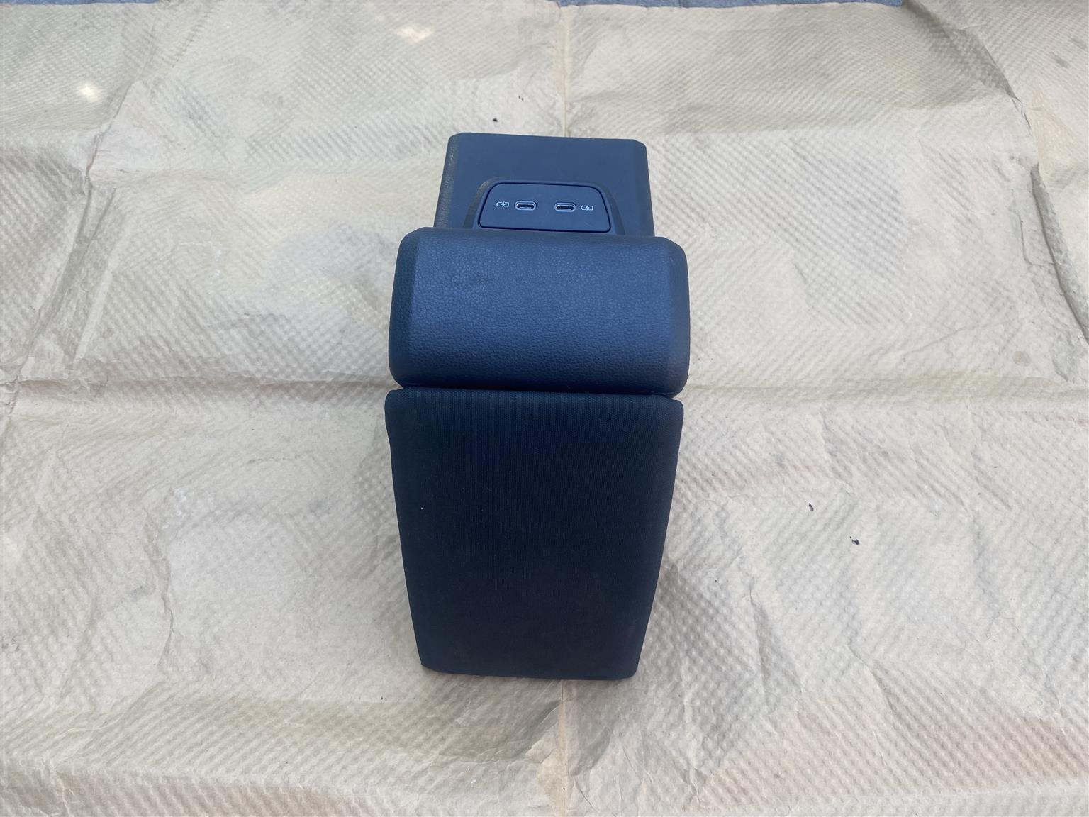 2021 VW POLO 8 CENTER ARM REST FOR SALE. IN PRISTINE CONDITION 2021 VW POLO 8 CENTER ARM REST FOR SALE. IN PRISTINE CONDITION