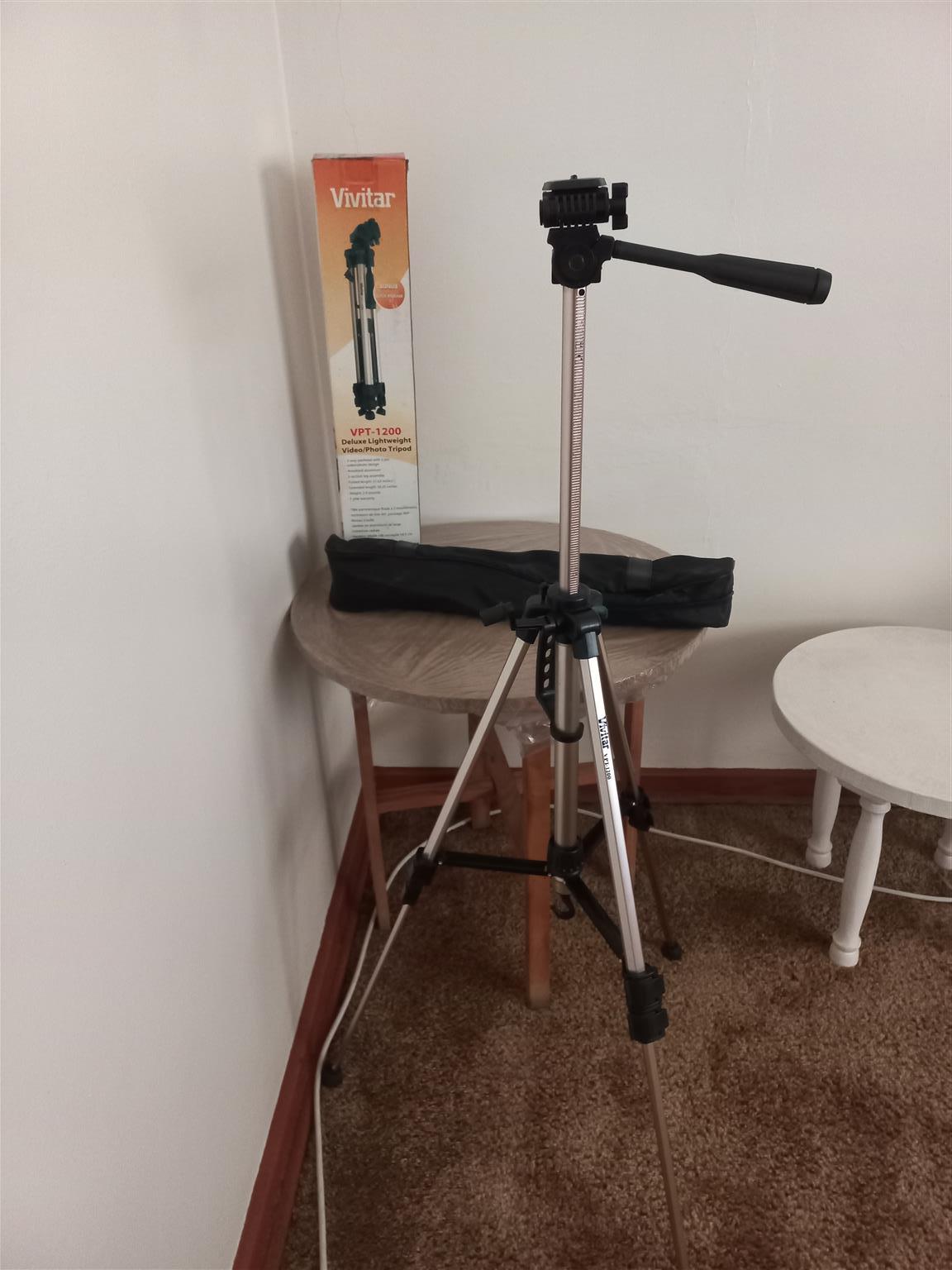 Vivitar Deluxe Tripod. Very good condition