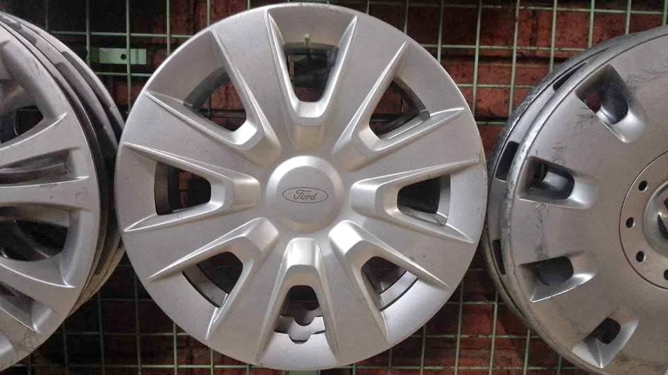 Ford wheel caps - Private Seller Ford wheel caps - Private Seller