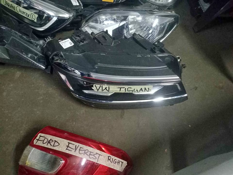 Vw Tiguan right headlight