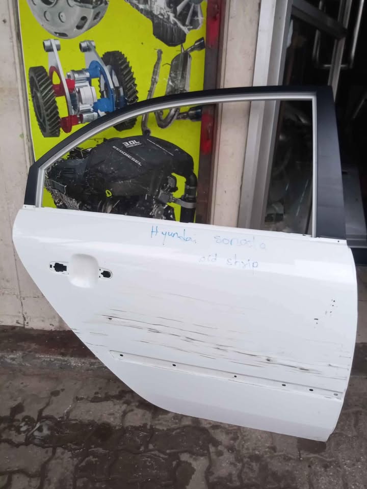 Hyundai sonata back door old sharp - Private Seller Hyundai sonata back door old sharp - Private Seller