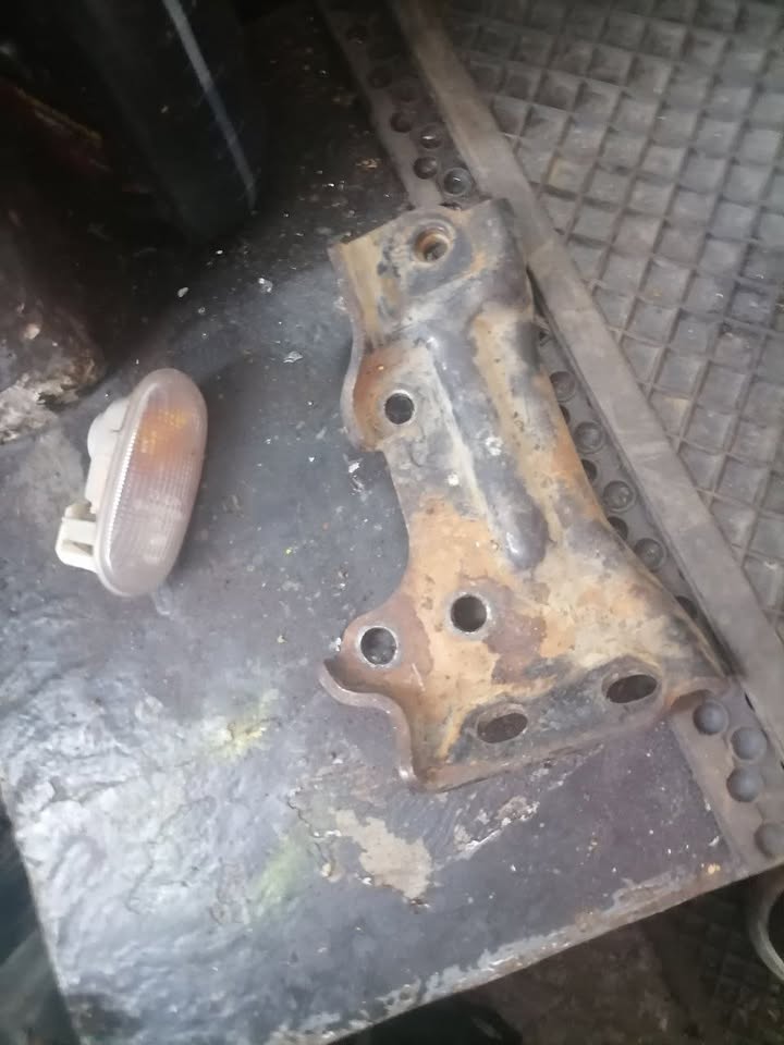 TOYOTA CONQUEST GEARBOX BRACKET - Private Seller