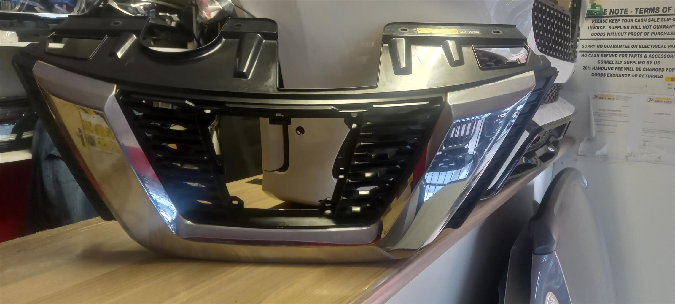 2018 NISSAN ROUGE XTRAIL FRONT MAIN GRILL - Private Seller 2018 NISSAN ROUGE XTRAIL FRONT MAIN GRILL - Private Seller