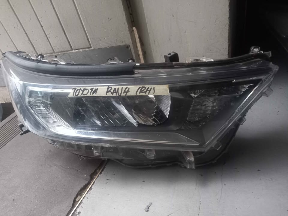 Toyota RAV4 headlight right side - Private Seller Toyota RAV4 headlight right side - Private Seller