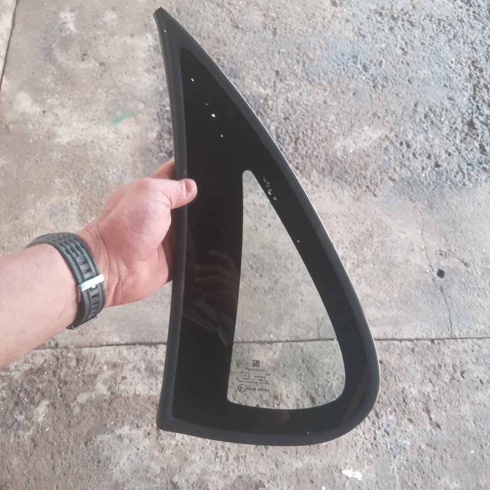 Opel corsa b series sedan back 1/4 windo have right and left side - Private Seller