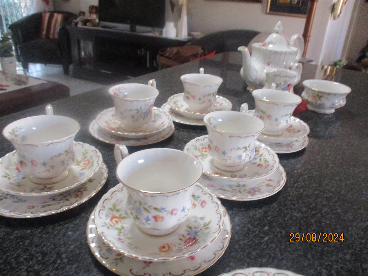 ROYAL ALBERT TEASET JUBILEE ROSE WELL KEPT AS NEW!!