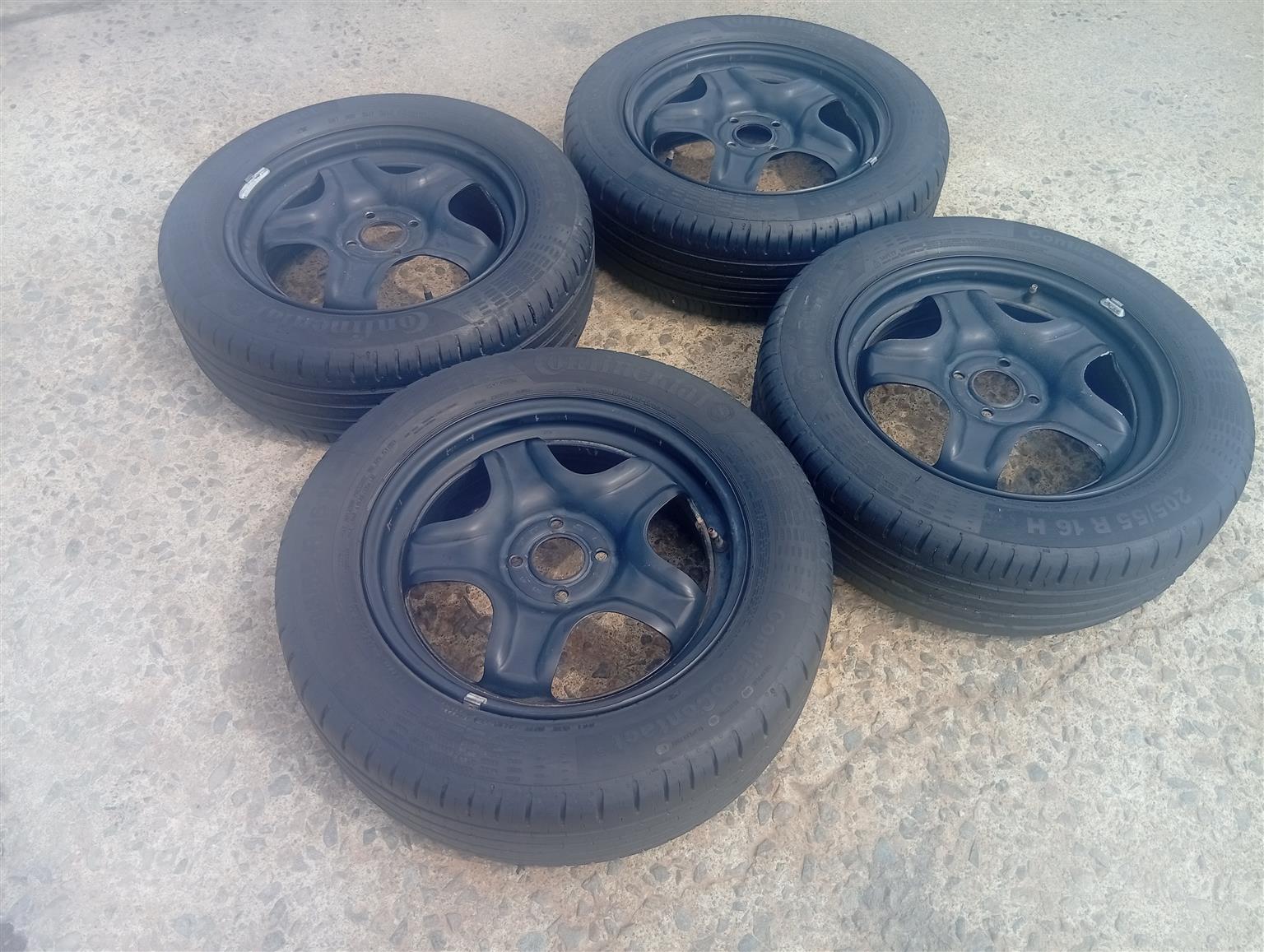 Renault Sandero nissan np200 rims and tyres - Private Seller