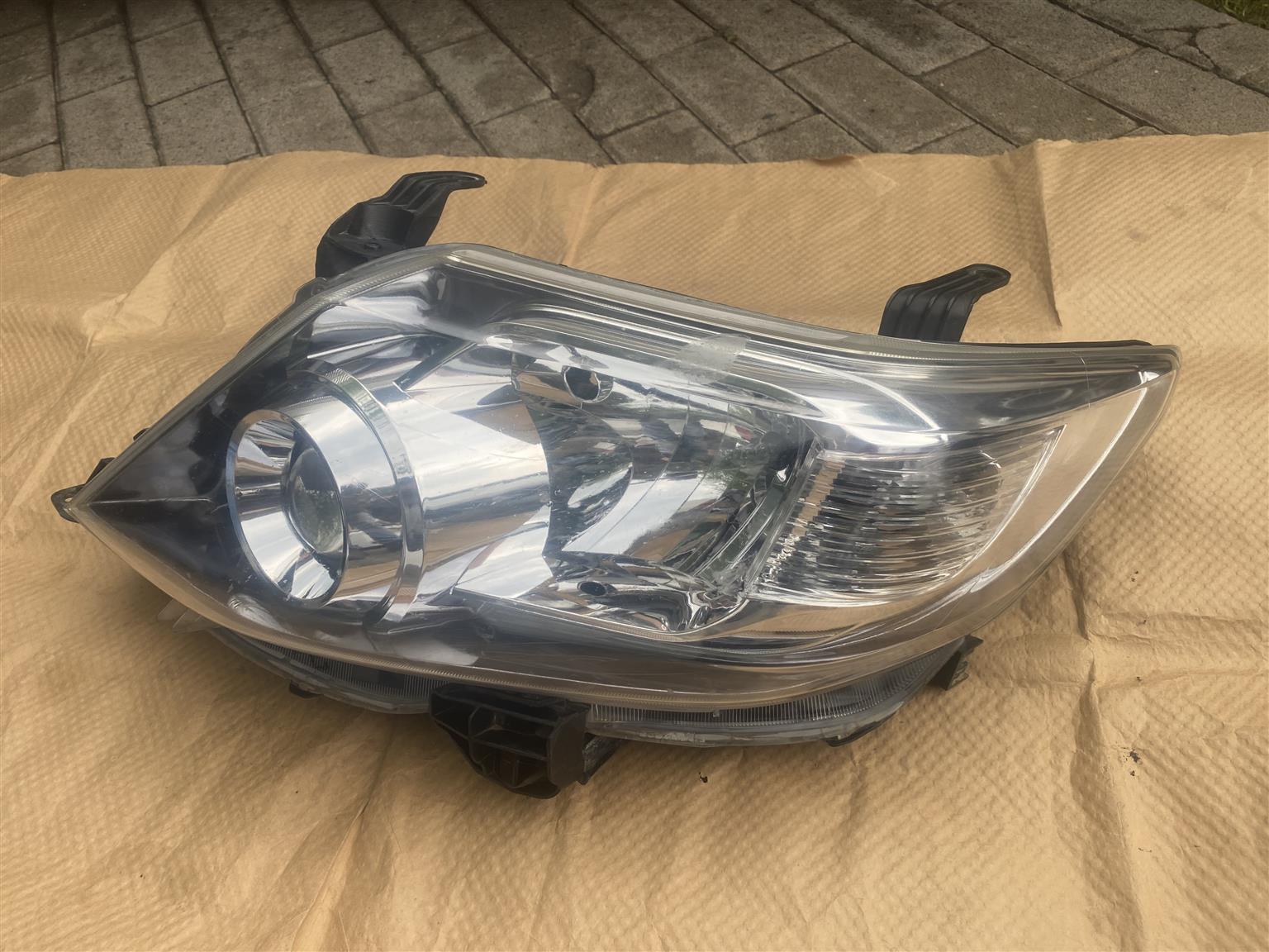 2015 TOYOTA FORTUNER XENON HEADLIGHT LEFT SIDE FOR SALE. IN EXCELLENT CONDITION