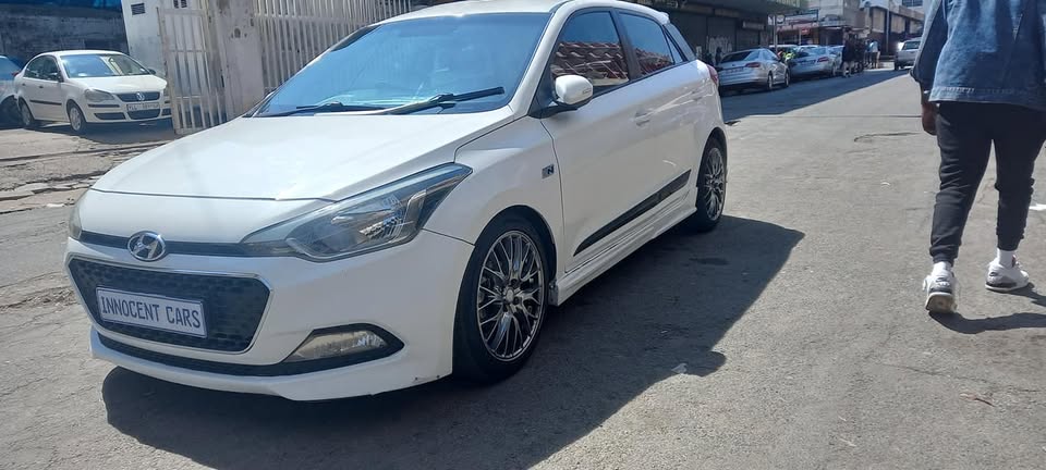 2017 HYUNDAI i20 1.2 PETROL, MANUAL TRANSMISSION, WHITE COLOUR, MILEAGE 75000KM