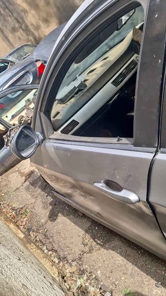 Bmw 320i E90 Left hand side door Bmw 320i E90 Left hand side door