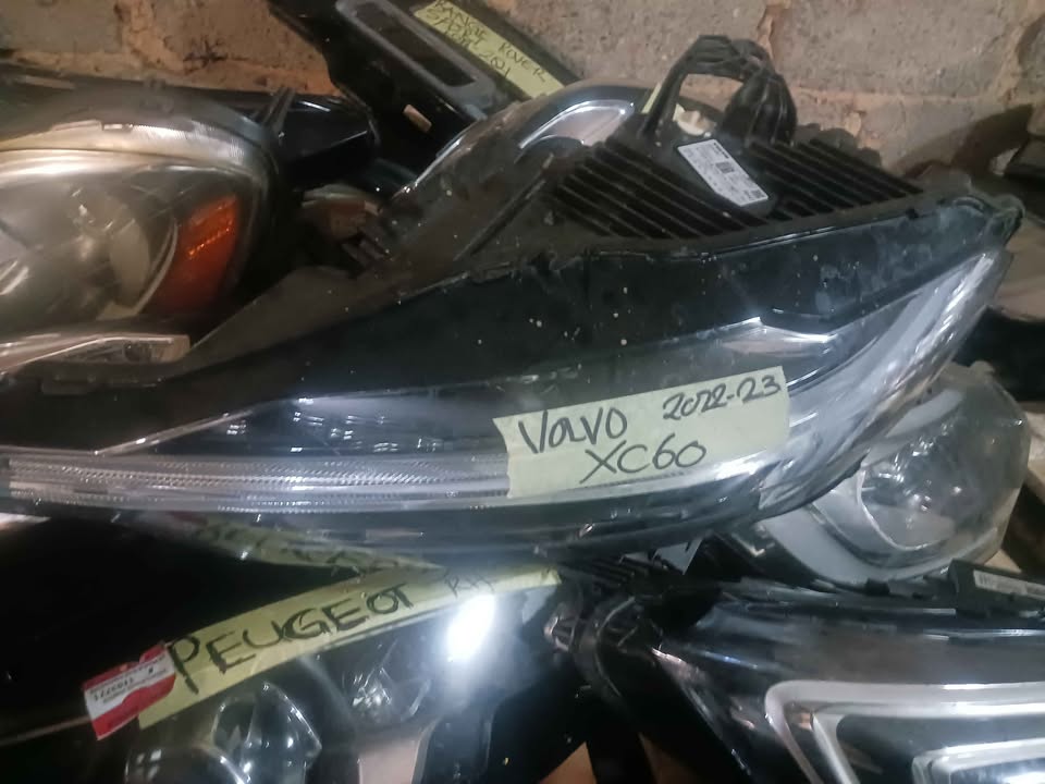 VOLVO XC60 HEADLIGHT - Private Seller