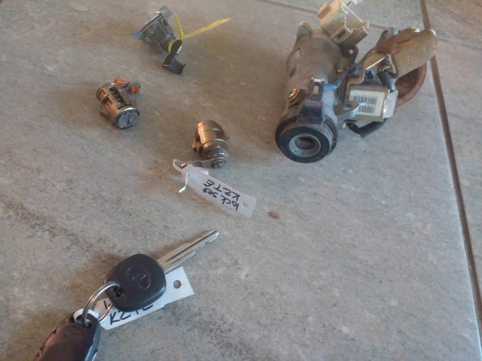 Toyota hilux KZ.TE 3.0l lock set - Private Seller Toyota hilux KZ.TE 3.0l lock set - Private Seller