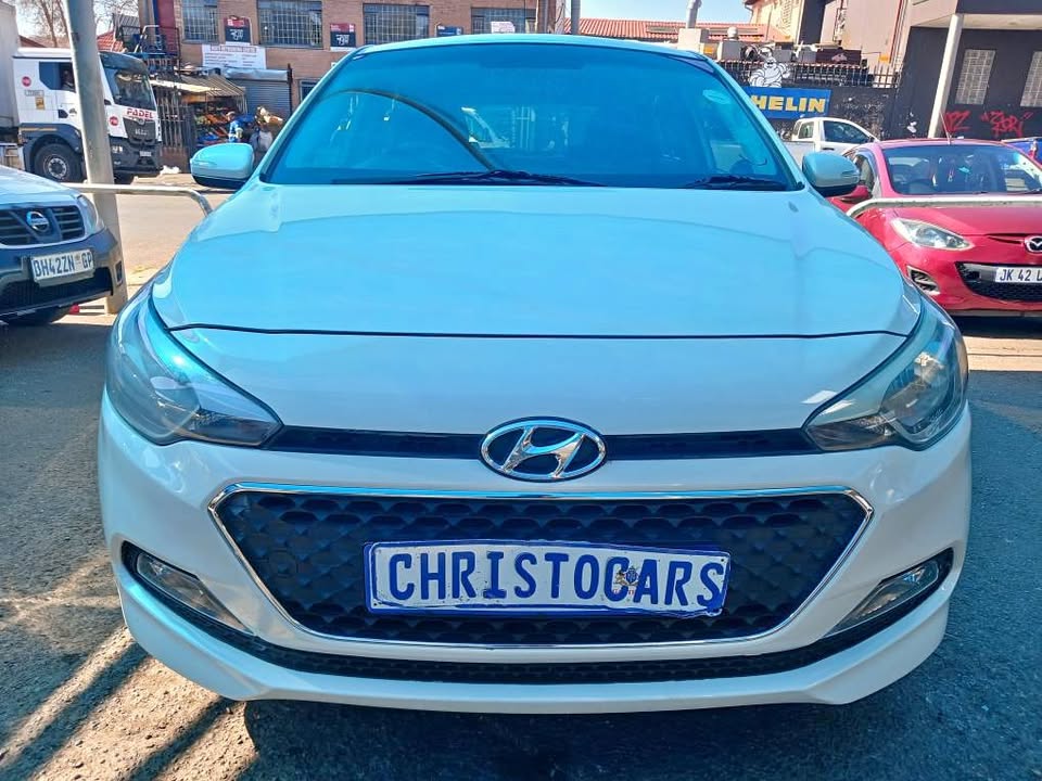 2016 model Hyundai i20 hatchback fluid manual transmission petrol 1.4 engine capacity mileage 75000