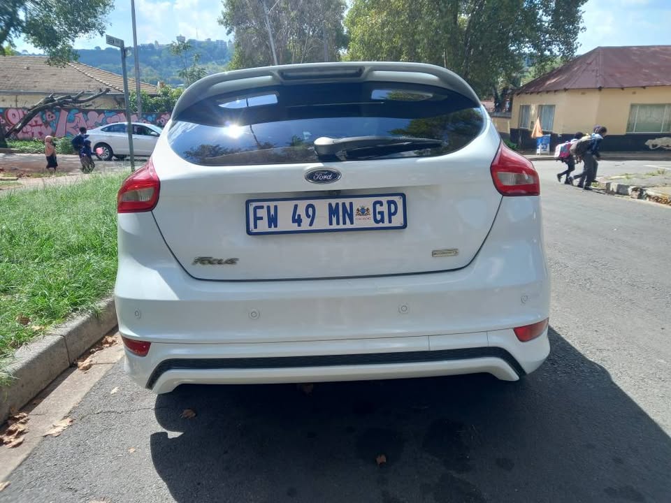 2017 Ford Focus Ecoboost 1.0 Petrol, Automatic, White, 129000kms SERVICE BOOK.