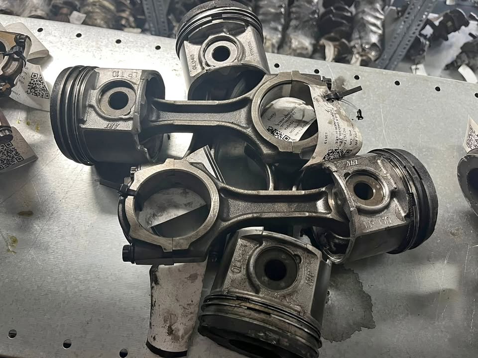 Toyota Quantum - Hilux 2.5 D4D 2KD Piston And Conrod (Each) - Private Seller Toyota Quantum - Hilux 2.5 D4D 2KD Piston And Conrod (Each) - Private Seller