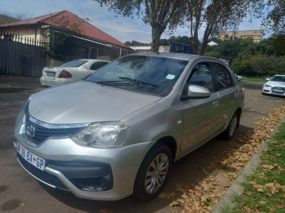2015 TOYOTA ETIOS SEDAN 1.5 PETROL, MANUAL, SILVER