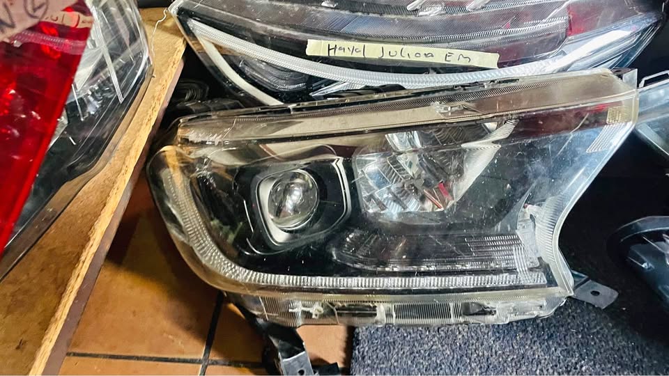 Ford Ranger T8 Wildtrack headlight - Private Seller Ford Ranger T8 Wildtrack headlight - Private Seller