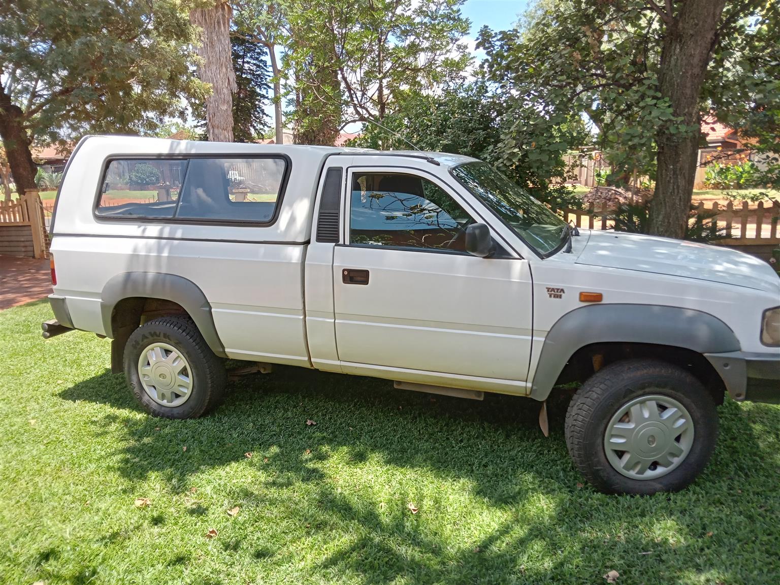 Bakkie 2007 TATA Telcoline with Lexus V8 CONVERSION. Fiberglass canopy