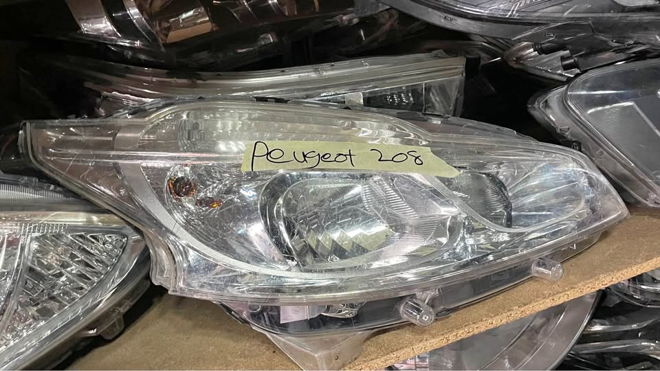 Peugeot 208 headlight - Private Seller Peugeot 208 headlight - Private Seller