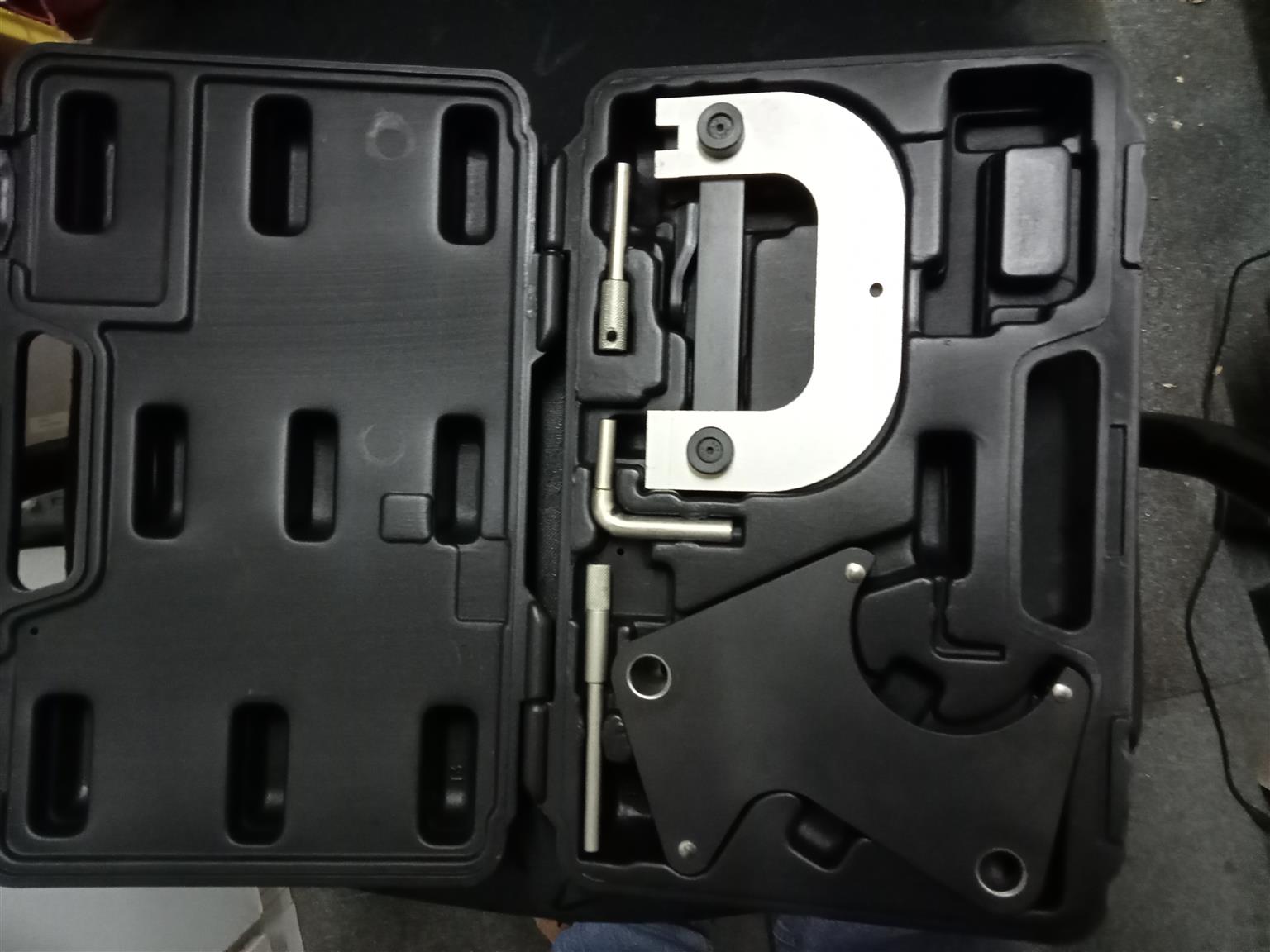 Renault / Nissan service equipment