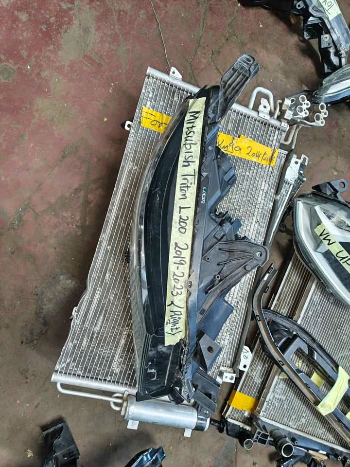 Mitsibushi Triton L200 headlight 2019 /23 right headlight