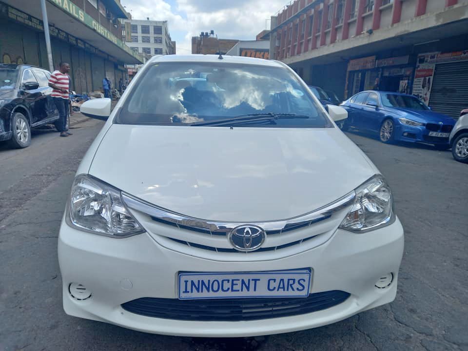 2015 TOYOTA ETIOS SEDAN 1.5 PETROL, MANUAL, WHITE COLOUR, MILEAGE 89000KM