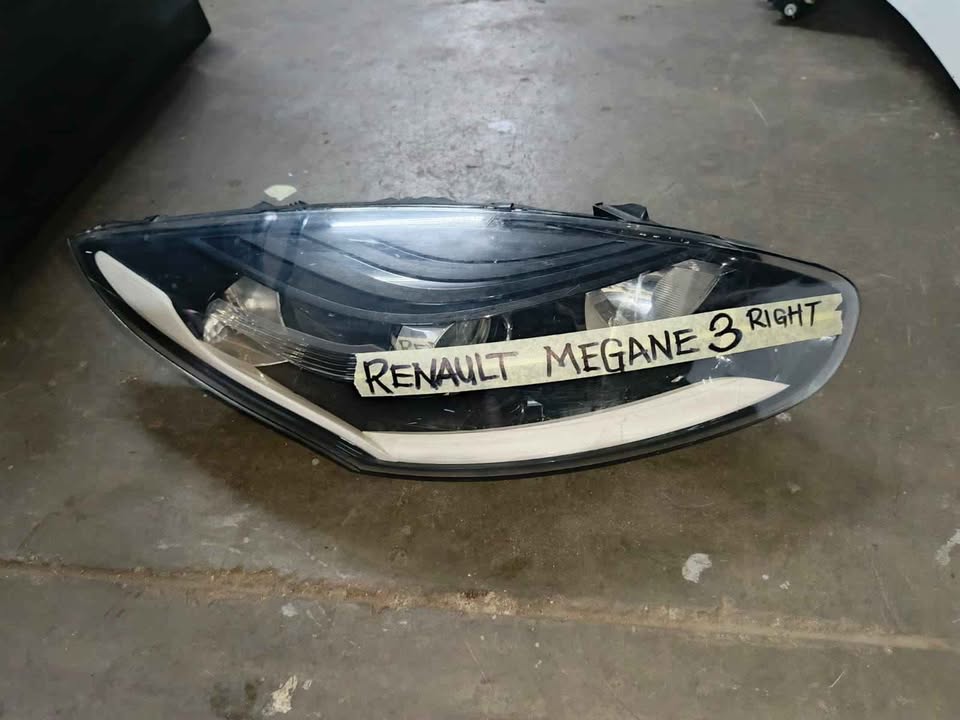 RENAULT MEGANE RIGHT HEADLIGHT - Private Seller RENAULT MEGANE RIGHT HEADLIGHT - Private Seller