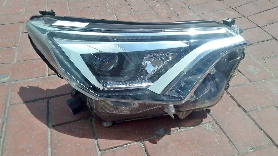 Toyota Rav4 headlight - Private Seller Toyota Rav4 headlight - Private Seller