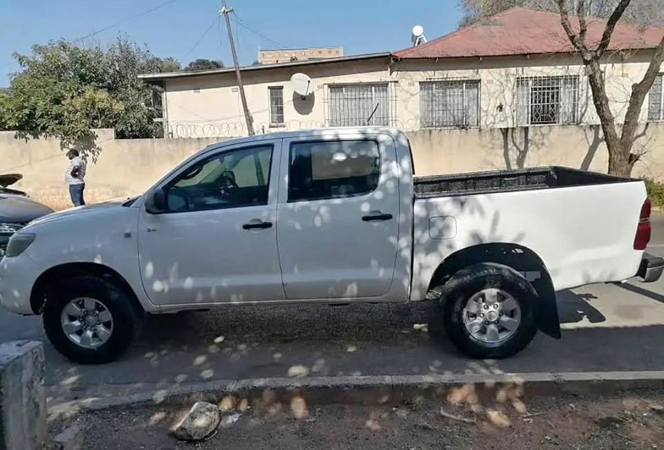 2010 TOYOTA HILUX DOUBLE CAB 2.5 D4D 4X4 MANUAL TRANSMISSION IN EXCELLENT CONDITION
