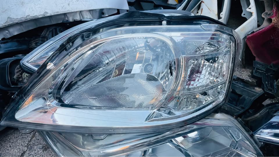 Nissan Np200 headlight