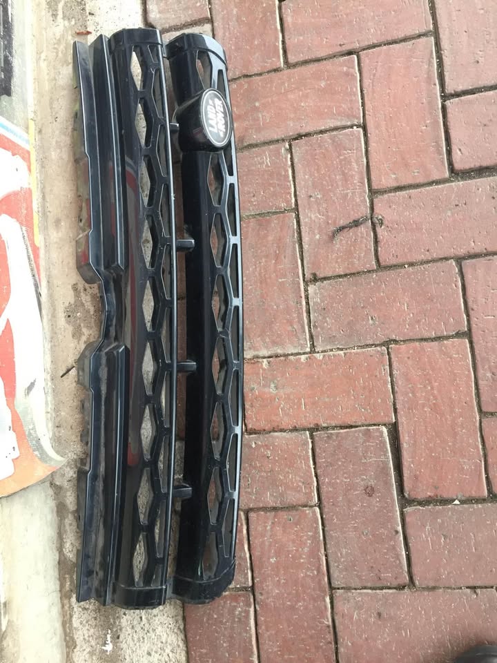 Rang Rover Evogue front grill for sell in good condition nice and clean - Private Seller