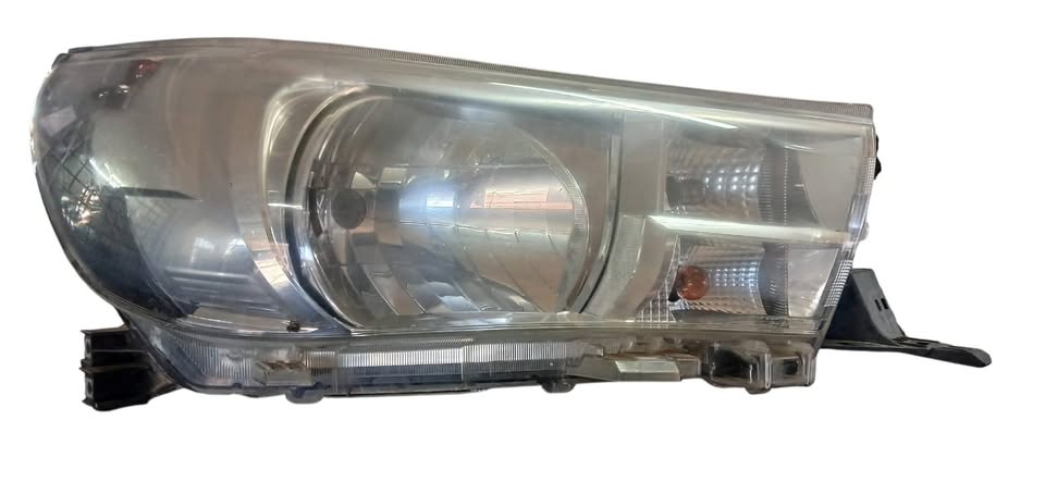TOYOTA HILUX GD6 RIGHT FRONT HEADLIGHT FOR SALE - Private Seller TOYOTA HILUX GD6 RIGHT FRONT HEADLIGHT FOR SALE - Private Seller