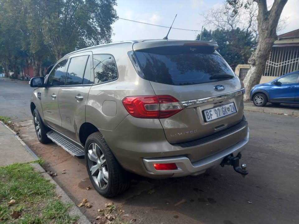 2017 Ford Everest Limited 3.2 Automatic 4x4, Silver, reverse camera, sensors.