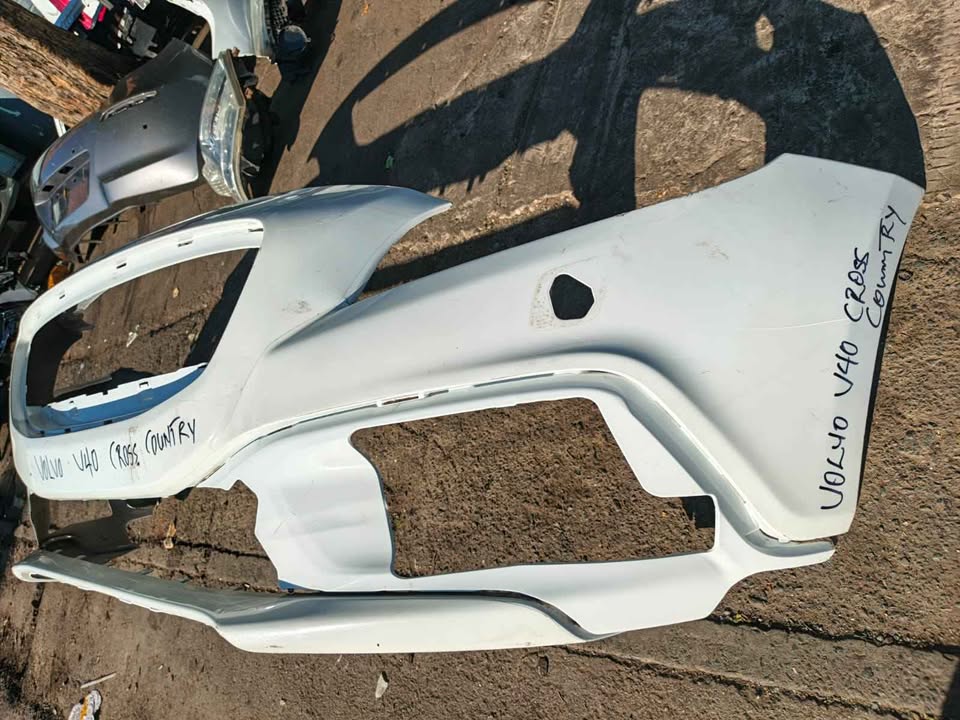 VOLVO V40 CROSS COUNTRY FRONT BUMPER - Private Seller