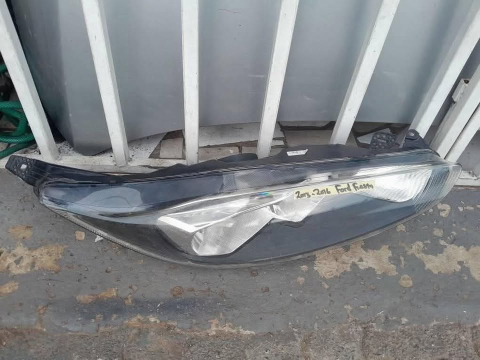 2013-2016 FORD FIESTA RIGHT SIDE HEADLIGHT FOR SALE