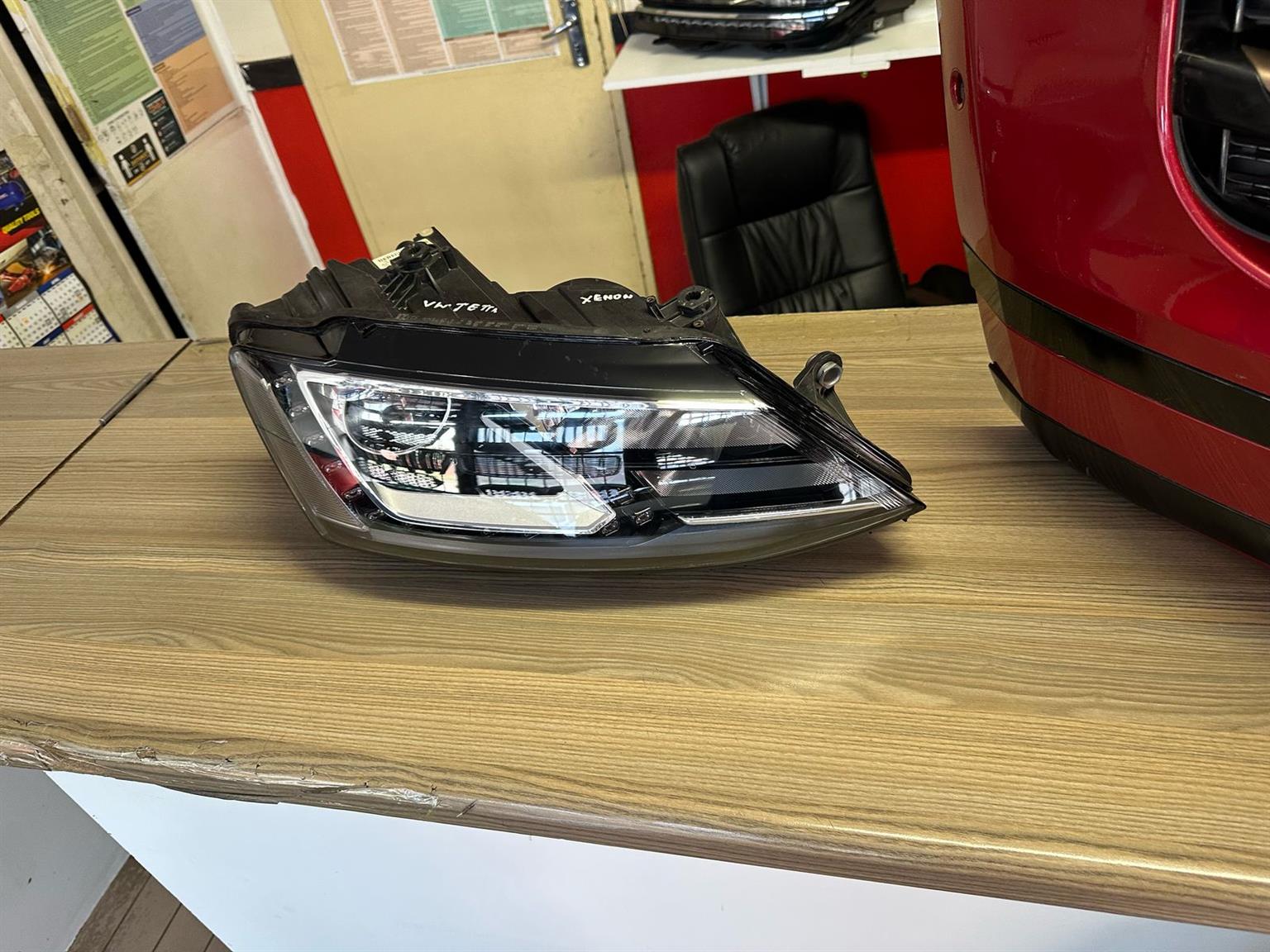 2016 VW JETTA 6/7  RIGHT XENON HEADLIGHTIN BEAUTIFUL CONDITION