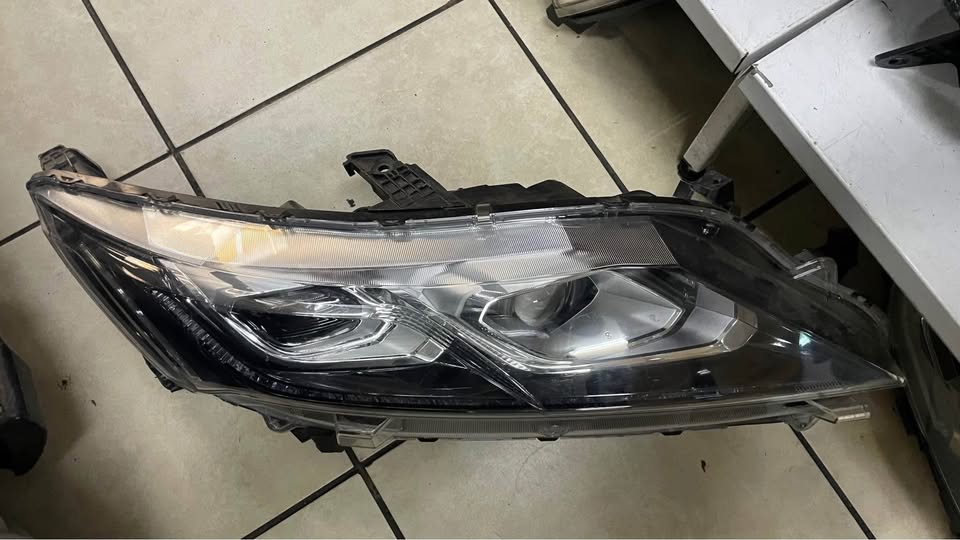 Mitsubishi Eclipse Cross LED headlight - Private Seller Mitsubishi Eclipse Cross LED headlight - Private Seller