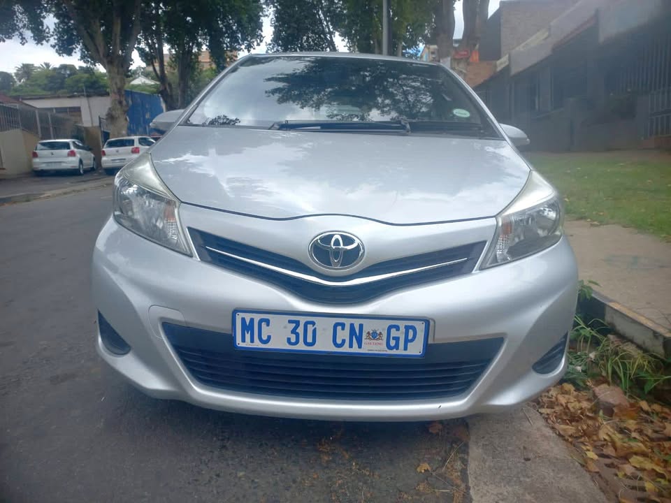 2013 Toyota Yaris hatchback 1.0 Petrol, Manual, Silver Color, Mileage