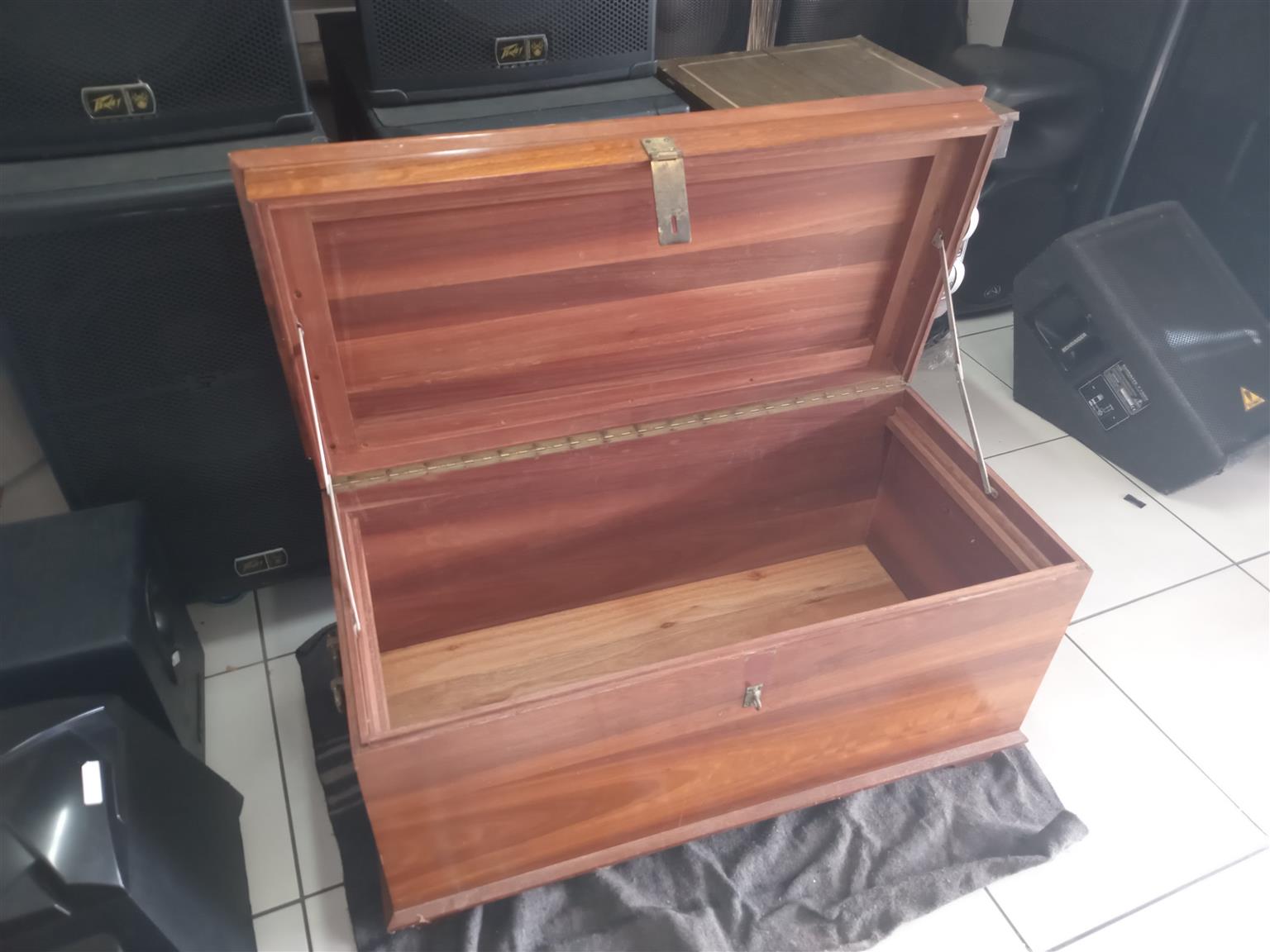 ANTIQUE WOODEN CHEST ANTIQUE WOODEN CHEST