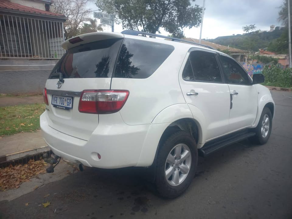2010 Toyota Fortuner 3.0 3D4D Diesel, AUTOMATIC. Call Inno . White Color, Mileage
