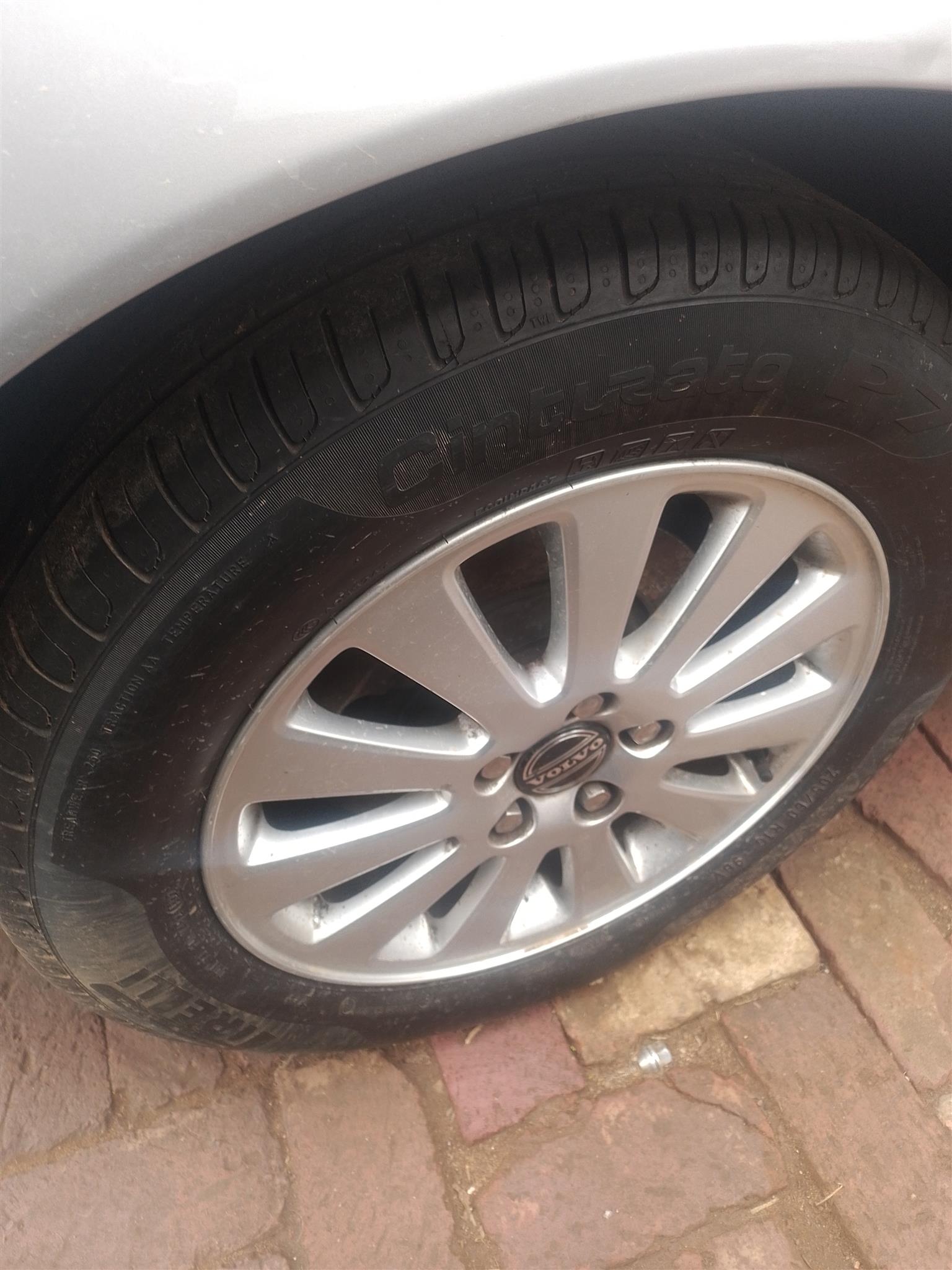 16" TYRE AND RIM VOLVO S40 2009 FOR SALE DELIVERY AVAILABLE COUNTRY WIDE - Private Seller