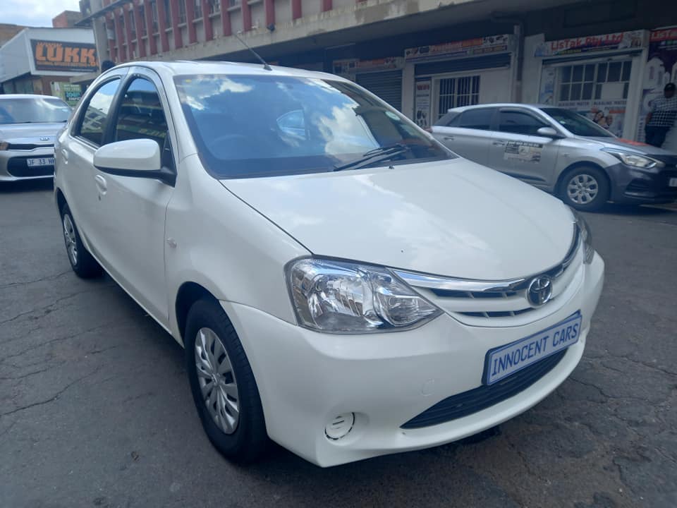 2015 TOYOTA ETIOS SEDAN 1.5 PETROL, MANUAL, WHITE COLOUR, MILEAGE 89000KM